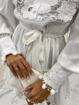 Sukienka mini na długi rękaw z paskiem i koronką we wzór kwiatowy biała Amelis 09 - photo #6