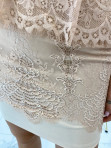 Sukienka mini koronkowa z baskinką beżowa Omera 09 - photo #5