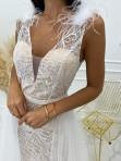 Sukienka maxi z trenem i piórami przy ramiączkach biało - beżowa z cekinami Telima 01 - photo #7