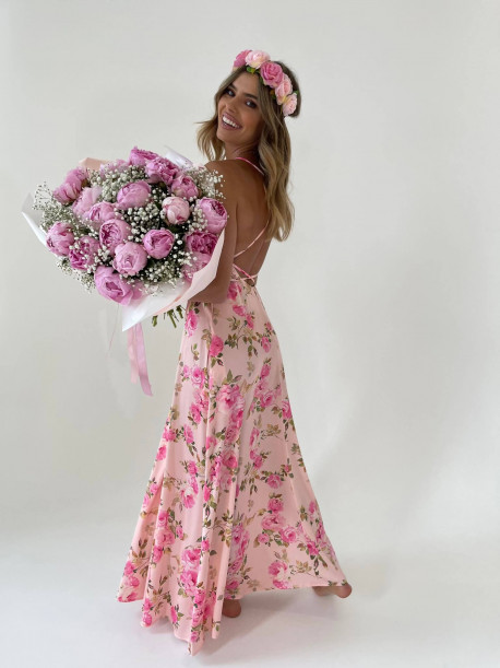 Sukienka maxi ala'satyna w różowe kwiaty pudrowa Kasandra 25