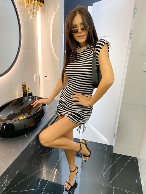 Sukienka mini z bufkami na ramionach i ściągaczem w paski czarno-biała Wivianne 25 - photo #6