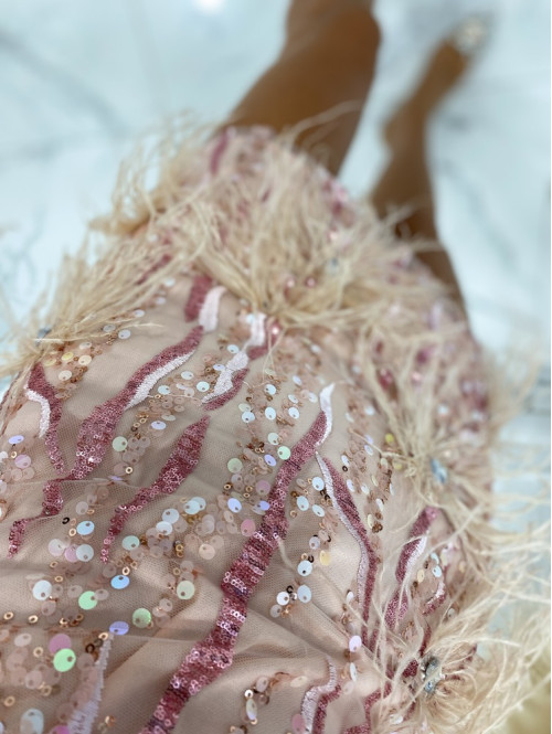 Sukienka dopasowana na ramiączkach z cekinami i piórami w kolorze brzoskwiniowo-różowym Loren 89 - photo #6