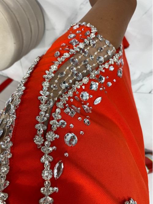 Sukienka maxi zdobiona kryształkami z rozporkiem czerwona Nevela 09 - photo #5