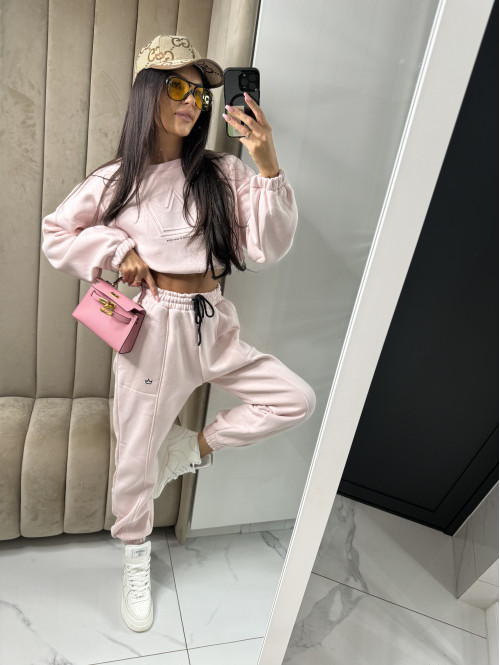 Jasny pudrowy róż komplet dresowy bluza + spodnie z naszywką korony Werisa 130 - photo #29