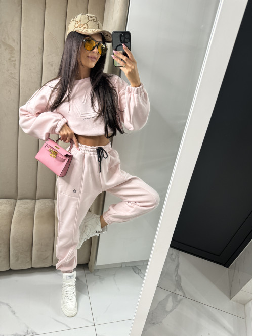 Jasny pudrowy róż komplet dresowy bluza + spodnie z naszywką korony Werisa 130 - photo #30