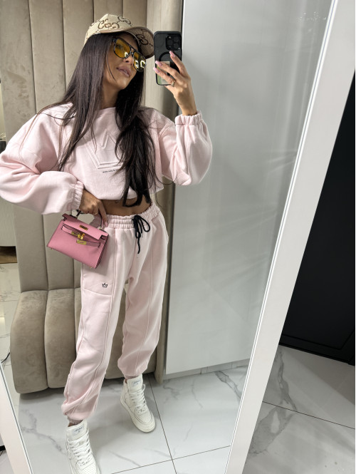 Jasny pudrowy róż komplet dresowy bluza + spodnie z naszywką korony Werisa 130 - photo #31