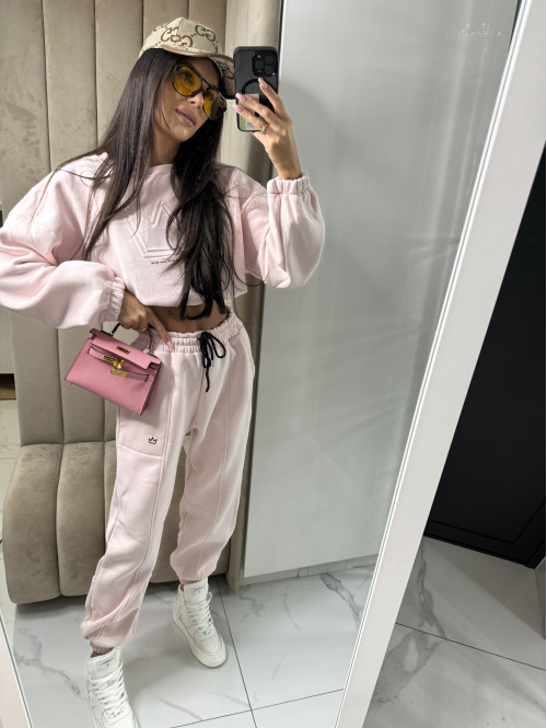 Jasny pudrowy róż komplet dresowy bluza + spodnie z naszywką korony Werisa 130 - photo #32