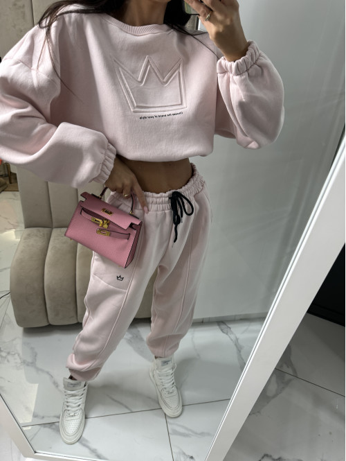 Jasny pudrowy róż komplet dresowy bluza + spodnie z naszywką korony Werisa 130 - photo #33