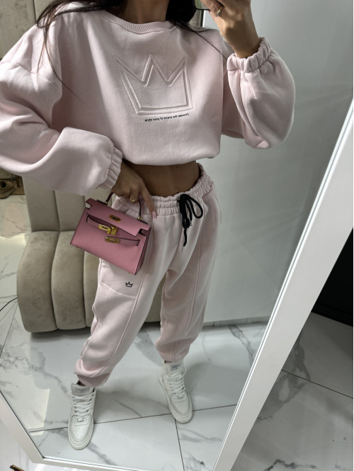 Jasny pudrowy róż komplet dresowy bluza + spodnie z naszywką korony Werisa 130 - photo #34