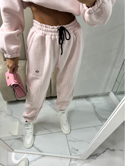 Jasny pudrowy róż komplet dresowy bluza + spodnie z naszywką korony Werisa 130 - photo #36