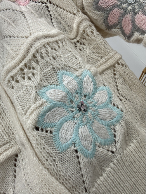 Sweter z haftowanymi kwiatami kremowy Lordini 09 - photo #6