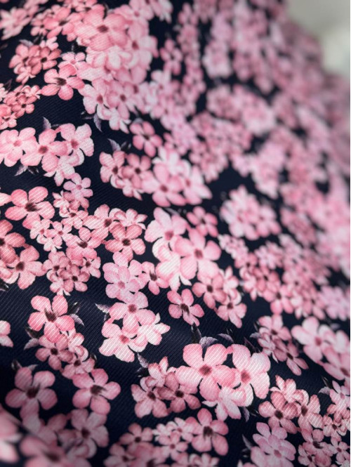 Sukienka z guzikami na dekolcie w liliowe kwiatki Applejack granatowa 172 - photo #7