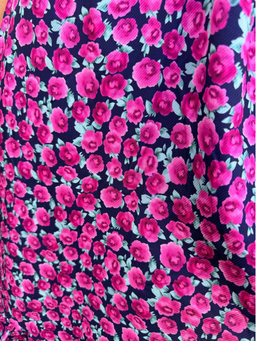 Sukienka midi na krótki rękaw w różowe kwiaty Megan granatowa 172 - photo #9