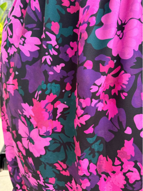 Sukienka midi na krótki rękaw w różowo-zielone kwiaty Megan czarna 172 - photo #9