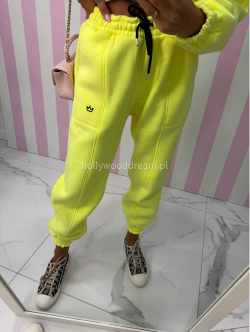 Neonowy żółty komplet dresowy bluza + spodnie z naszywką korony Werisa 128 - photo #19