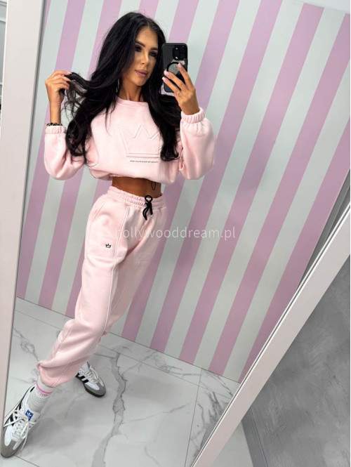 Jasny pudrowy róż komplet dresowy bluza + spodnie z naszywką korony Werisa 130 - photo #16