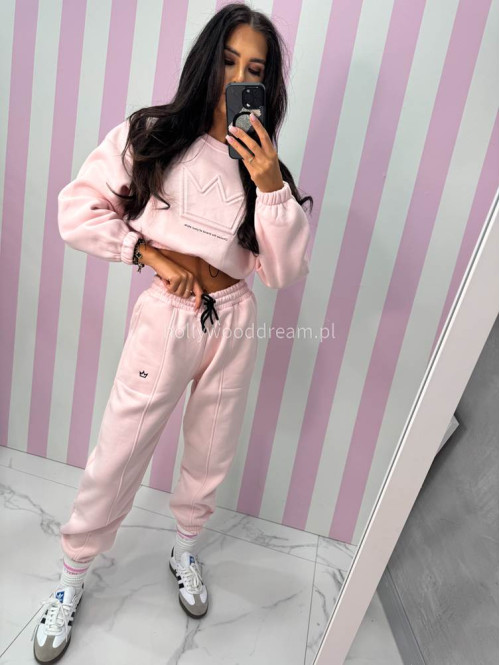 Jasny pudrowy róż komplet dresowy bluza + spodnie z naszywką korony Werisa 130 - photo #19