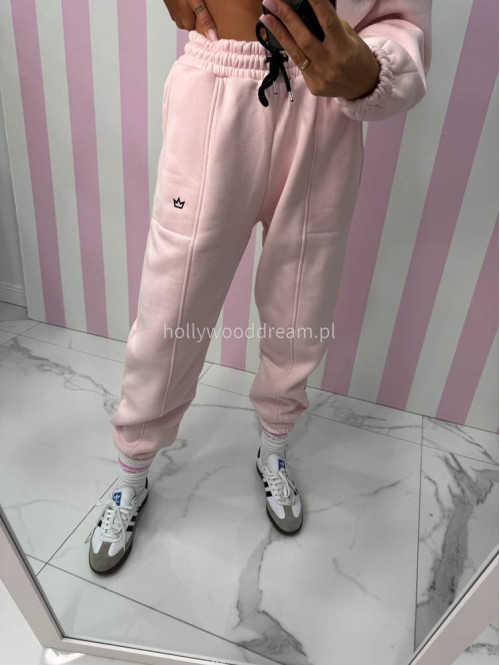 Jasny pudrowy róż komplet dresowy bluza + spodnie z naszywką korony Werisa 130 - photo #22