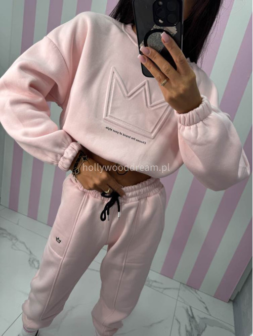Jasny pudrowy róż komplet dresowy bluza + spodnie z naszywką korony Werisa 130 - photo #23
