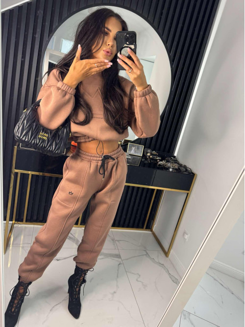 Mleczna czekolada komplet dresowy bluza + spodnie z naszywką korony Werisa 130 - photo #23