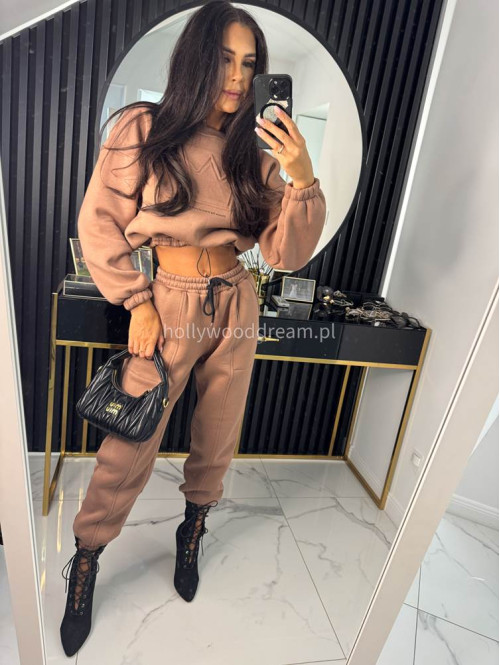 Mleczna czekolada komplet dresowy bluza + spodnie z naszywką korony Werisa 130 - photo #24