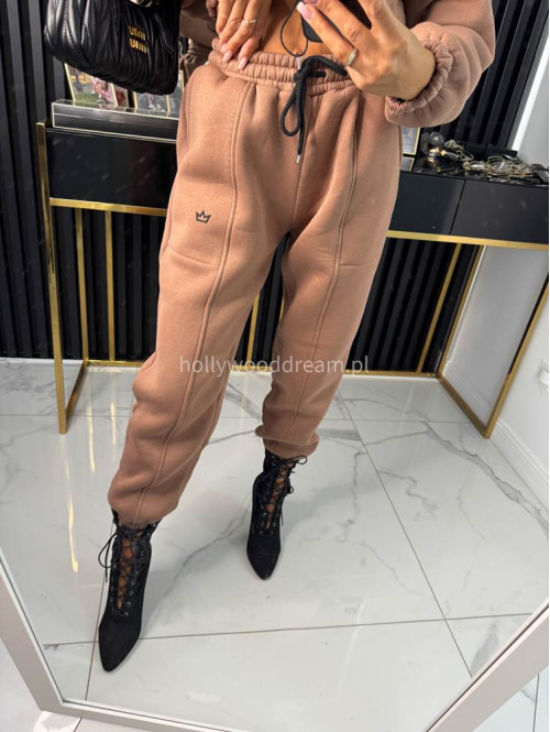 Mleczna czekolada komplet dresowy bluza + spodnie z naszywką korony Werisa 130 - photo #33