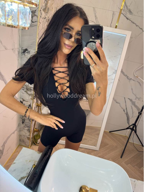 Kombinezon krótki prążkowany z wiązaniem na dekolcie MIRO czarny 09 - photo #15