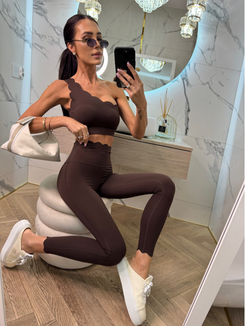 !!PRE-ORDER!! WYSYŁKA PO 30.05!! Komplet top na jedno ramię + legginsy wykończony falbaną Jodi czekoladowy 89