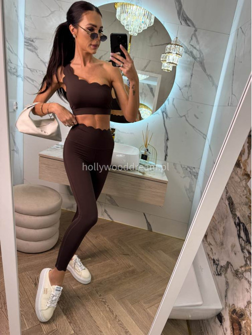 !!PRE-ORDER!! WYSYŁKA PO 30.05!! Komplet top na jedno ramię + legginsy wykończony falbaną Jodi czekoladowy 89 - photo #3