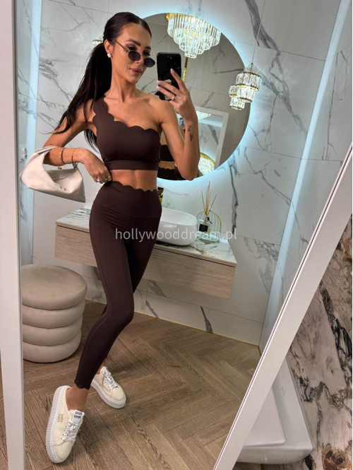 !!PRE-ORDER!! WYSYŁKA PO 30.05!! Komplet top na jedno ramię + legginsy wykończony falbaną Jodi czekoladowy 89 - photo #4
