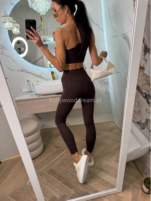 !!PRE-ORDER!! WYSYŁKA PO 30.05!! Komplet top na jedno ramię + legginsy wykończony falbaną Jodi czekoladowy 89 - photo #11