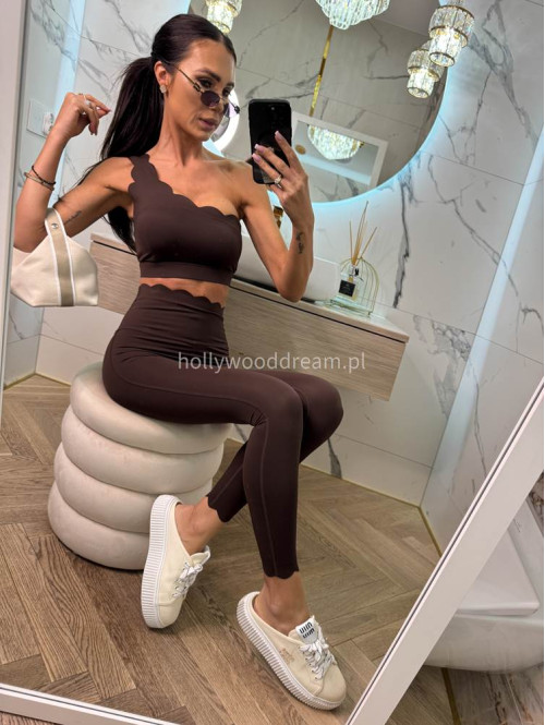 !!PRE-ORDER!! WYSYŁKA PO 30.05!! Komplet top na jedno ramię + legginsy wykończony falbaną Jodi czekoladowy 89 - photo #12