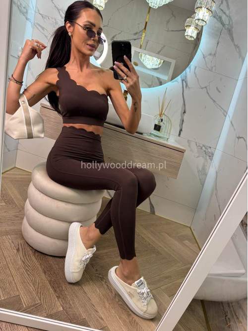 !!PRE-ORDER!! WYSYŁKA PO 30.05!! Komplet top na jedno ramię + legginsy wykończony falbaną Jodi czekoladowy 89 - photo #13