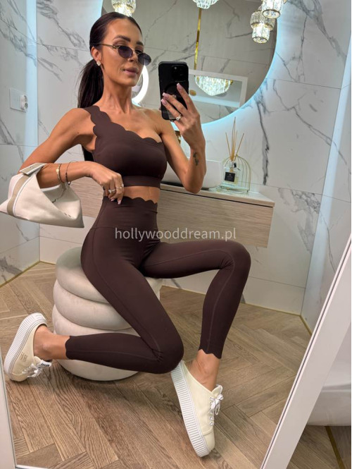 !!PRE-ORDER!! WYSYŁKA PO 30.05!! Komplet top na jedno ramię + legginsy wykończony falbaną Jodi czekoladowy 89 - photo #15