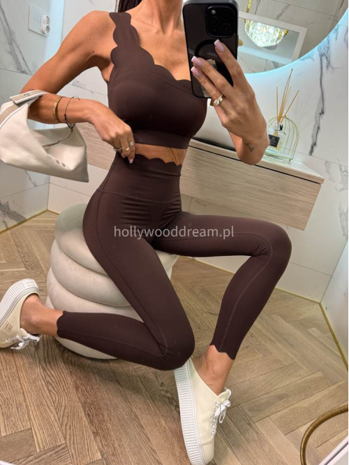 !!PRE-ORDER!! WYSYŁKA PO 30.05!! Komplet top na jedno ramię + legginsy wykończony falbaną Jodi czekoladowy 89 - photo #19
