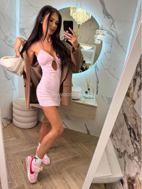 Sukienka mini na ramiączka z ozdobą na dekolcie LARA jasny róż 19 - photo #2