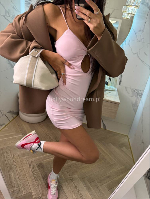 Sukienka mini na ramiączka z ozdobą na dekolcie LARA jasny róż 19 - photo #10