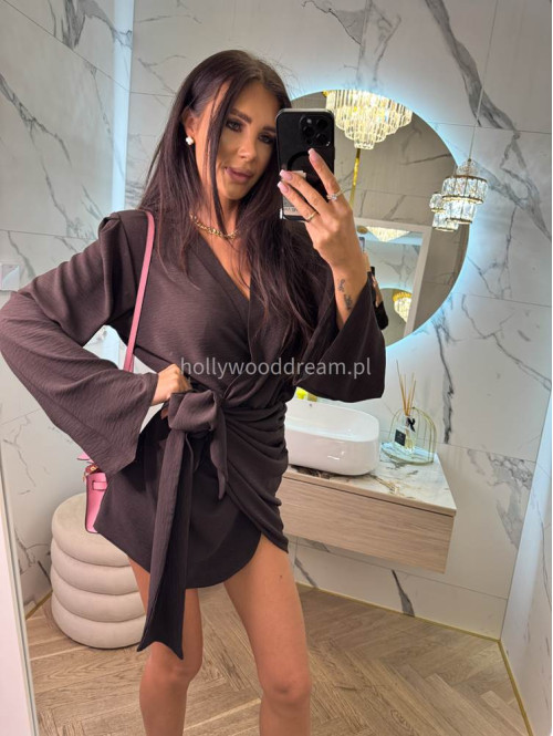 Sukienka mini kopertowa wiązana z wiskozą DARINE gorzka czekolada 25 - photo #19
