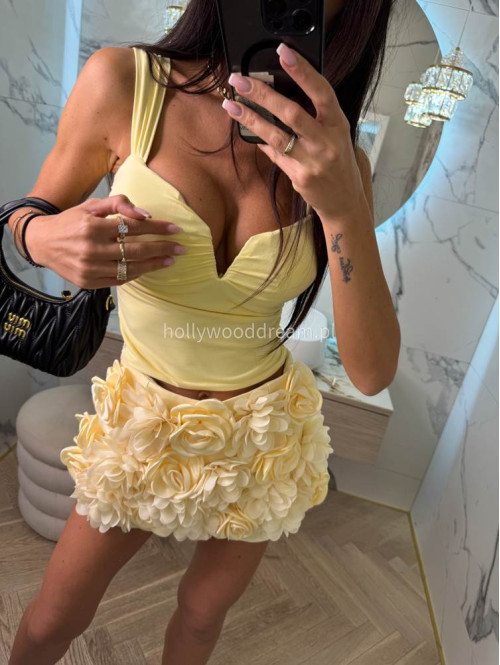 Bluzka na ramiączka z wycięciem na dekolcie MODO żółta 19 - photo #11