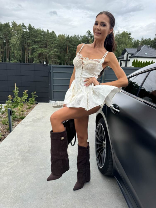 PRE ORDER Sukienko-kombinezon z guzikami i falbaną kremowy PRINCESS - photo #31