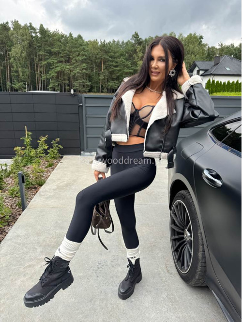 Kurtka skórzana wykończona białym futerkiem czarna DARIA - photo #25