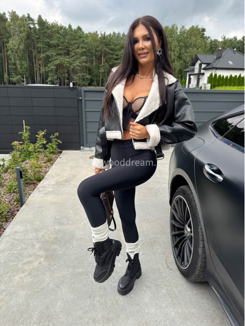 Kurtka skórzana wykończona białym futerkiem czarna DARIA - photo #26