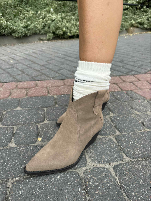 Buty kowbojki krótkie zamszowe ciemny beż KARIM - photo #57