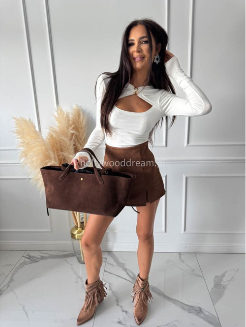 Bluzka z wycięciem w łódkę na dekolcie i ozdobą biała ANGELIKA 30 - photo #14