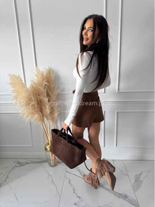 Bluzka z wycięciem w łódkę na dekolcie i ozdobą biała ANGELIKA 30 - photo #16