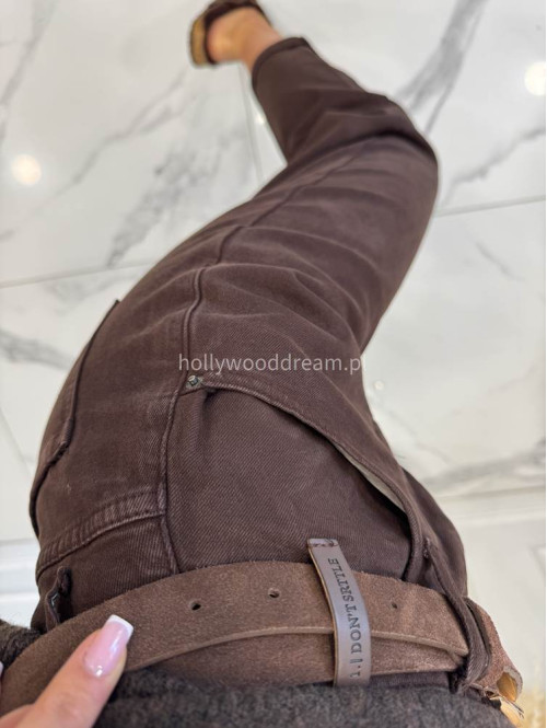 Spodnie jeans z naszywką na tylnej kieszeni czekoladowe DENIM 192 - photo #1
