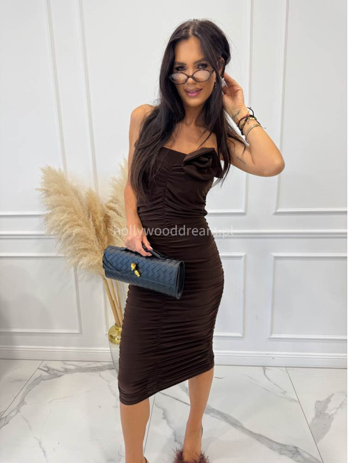 Sukienka mini tuba marszczona po całości z różą brązowa Madam 25 - photo #14