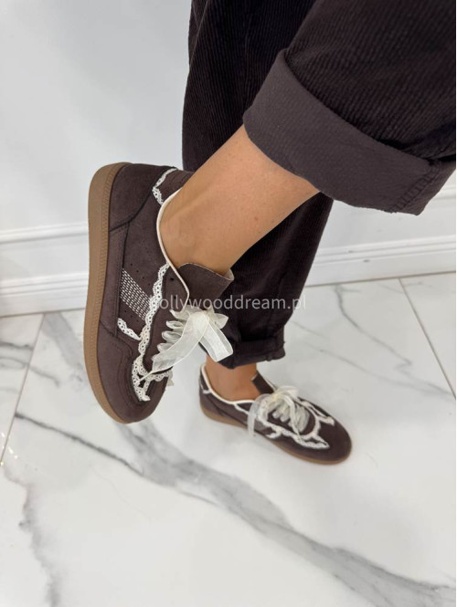 Czekoladowe buty zamszowe z obszyciem koronki JUDDY - photo #7