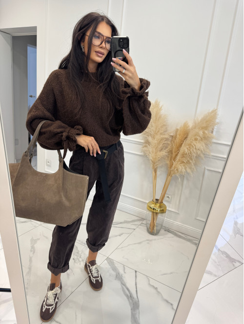 Czekoladowy sweter z ozdobnymi rękawami MICKY 94