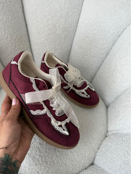 Bordowe buty zamszowe z obszyciem koronki JUDDY